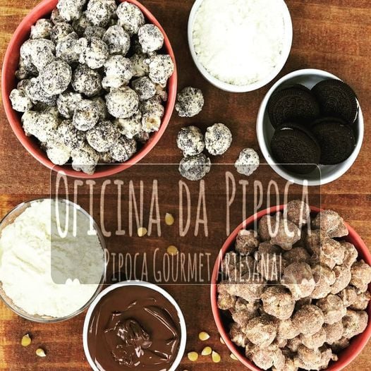 Foto da primeira página dando relevância para o sabor da Pipoca de Oreo. Pipoca de OREO, coberta com o delicioso Chocolate feito do cacau, adoça o seu corpo e o enche de  amor e lembranças boas.