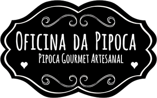 Logomarca com letras brancas em fundo preto, com o nome da marca: Oficina da Pipoca.